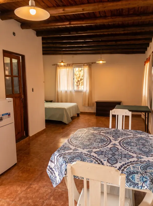 Vista desde la entrada: mesa, cama y ventana