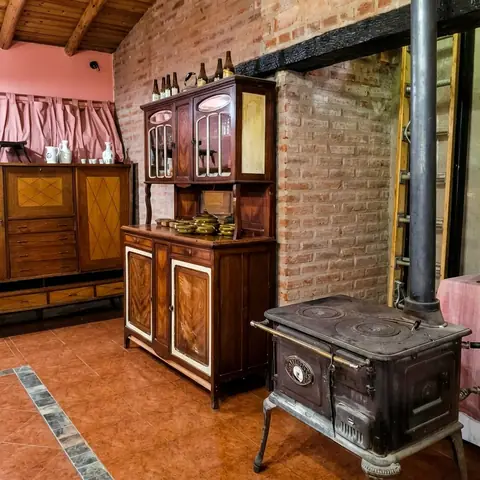 Estufa de hierro y muebles antiguos en el comedor