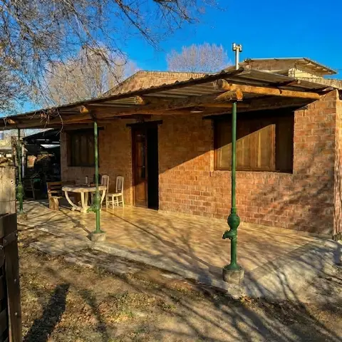 Frente y galería techada de la cabaña grande