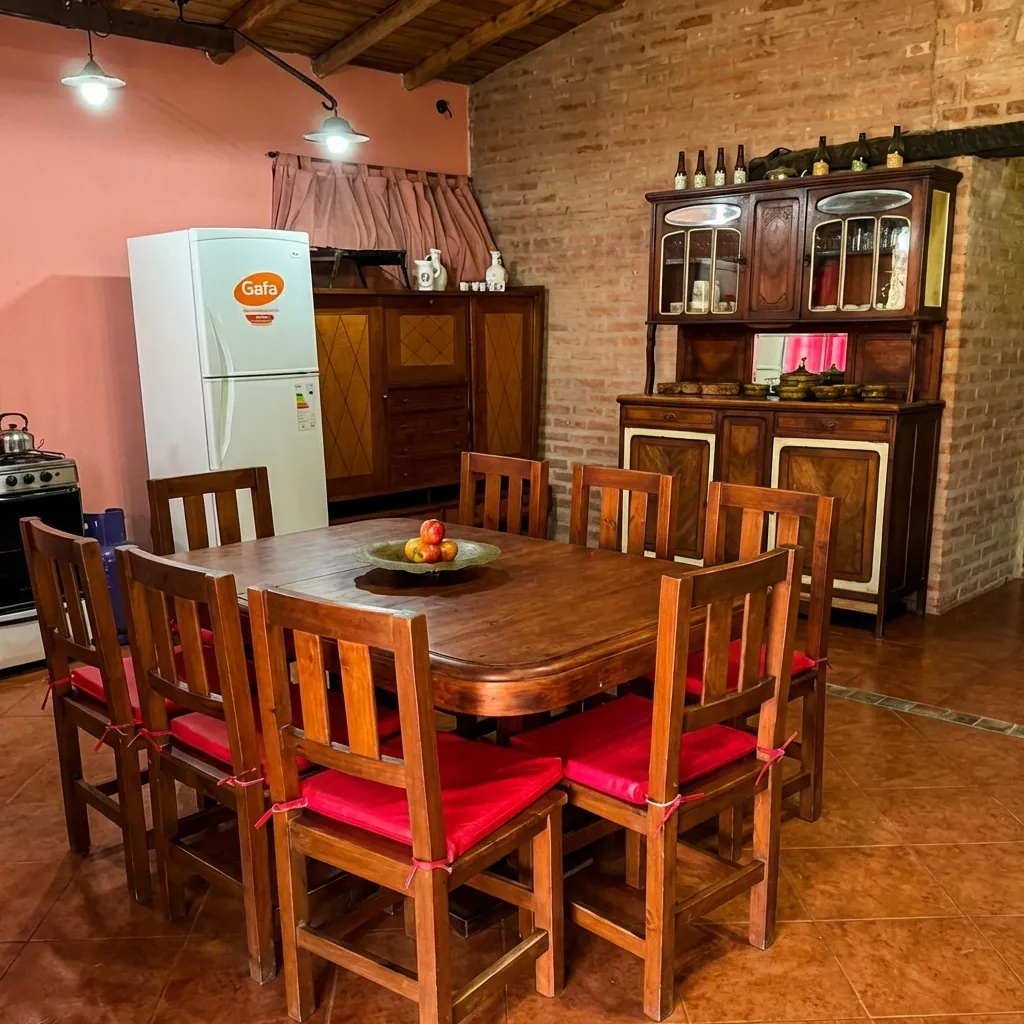 Cocina y comedor equipados para una estadía familiar