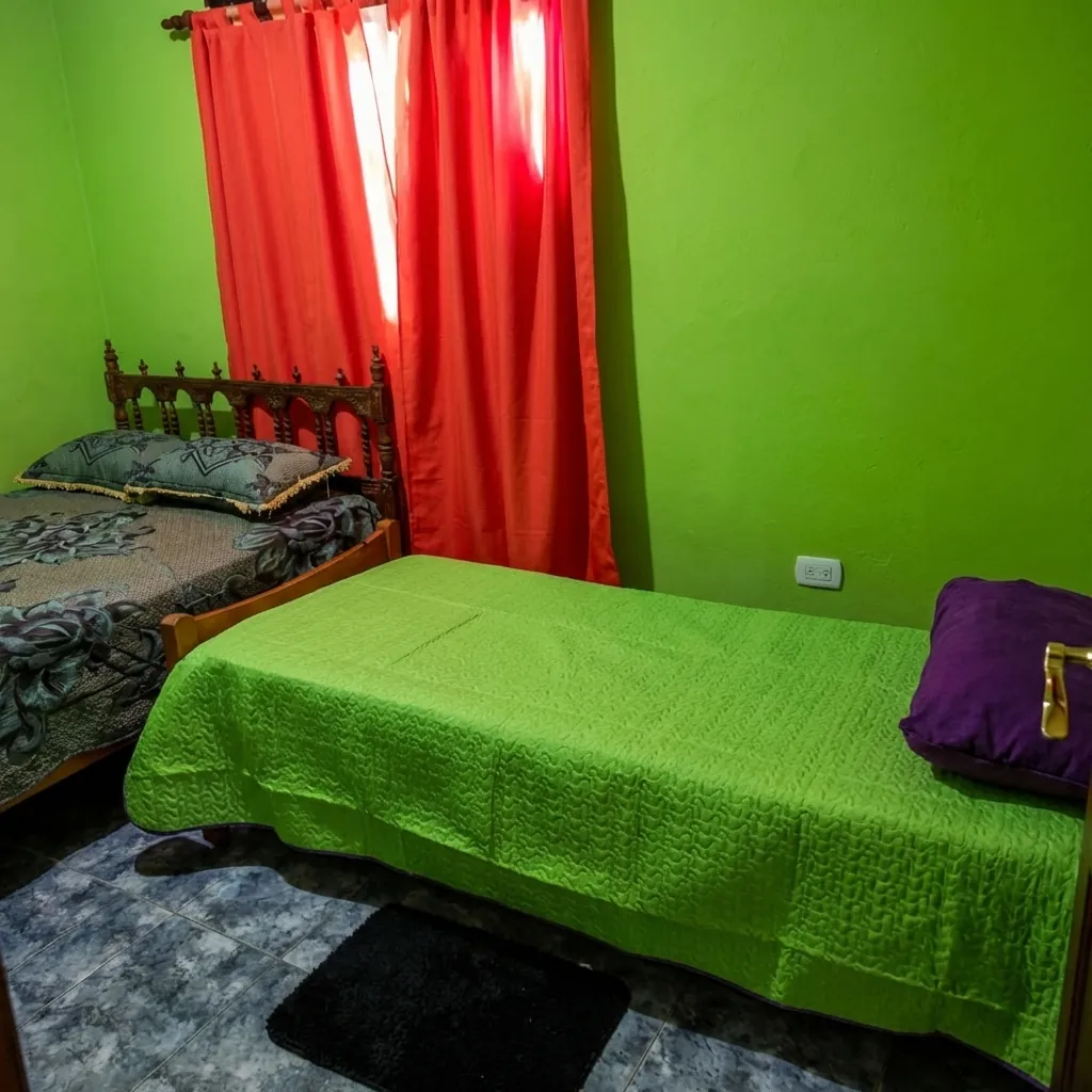 Dormitorio familiar con cama doble y cama individual