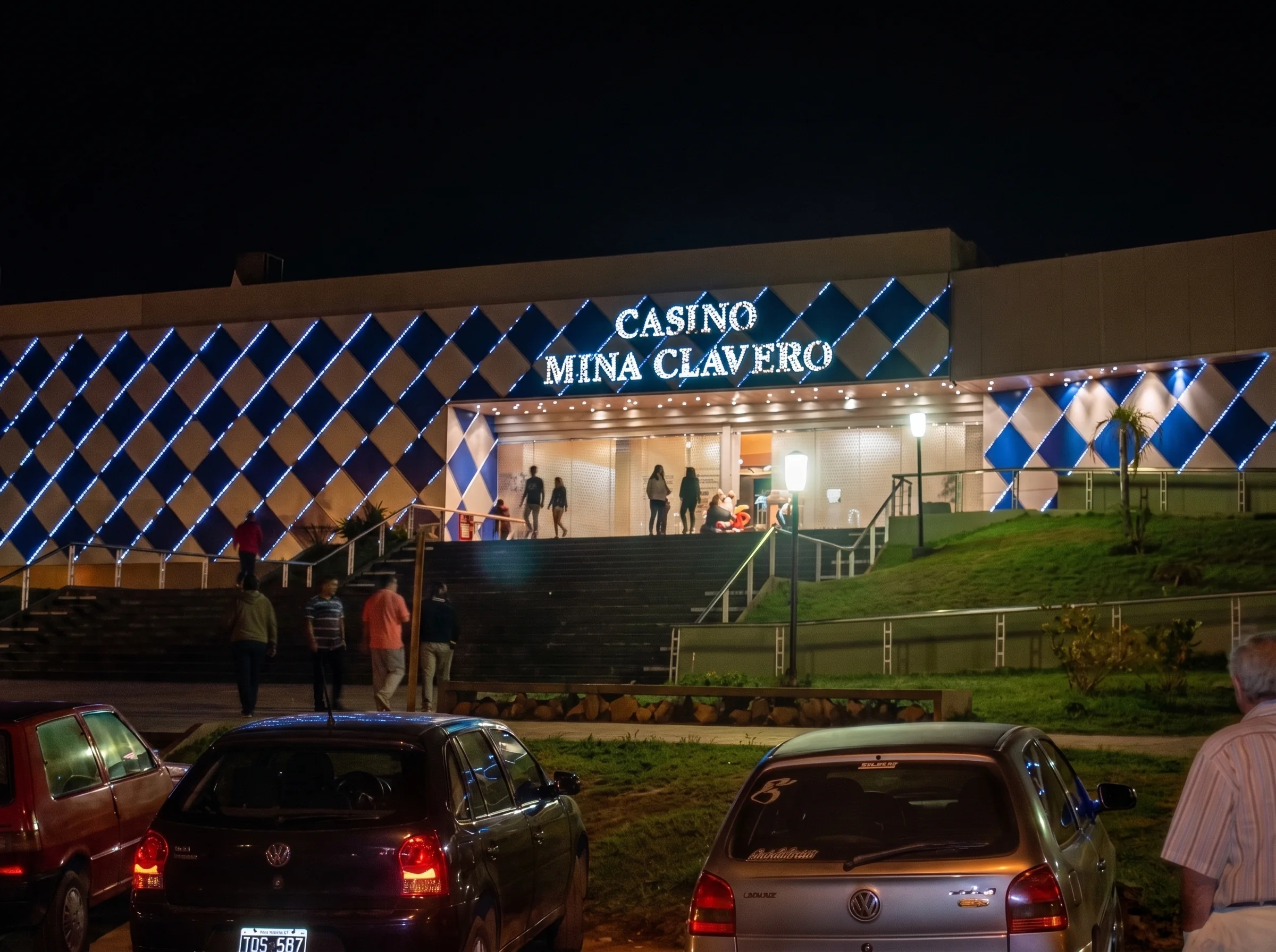 Casino de Mina Clavero iluminado por la noche