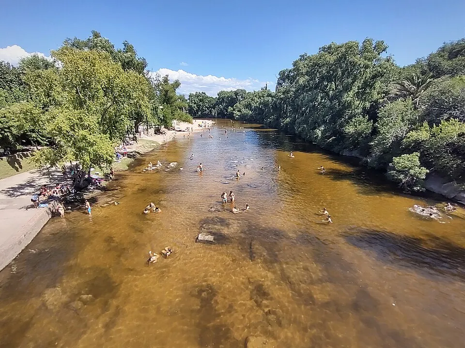 Rio Mina Clavero desde puente colgante