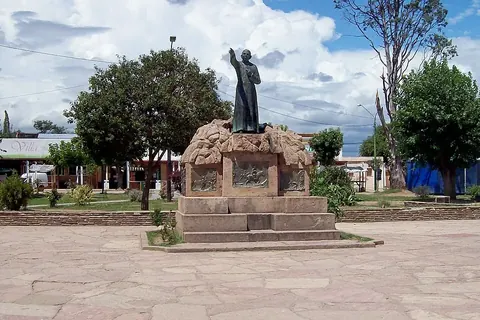 Monumento al Cura Brochero en la plaza Centenario
