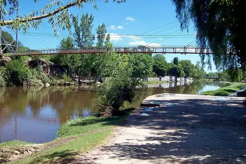 Pasarela sobre el río Mina Clavero