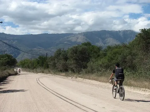 Ciclista en un camino de Nono