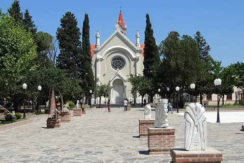Plaza e iglesia de Nono
