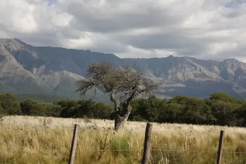 Campo y sierras cerca de Nono