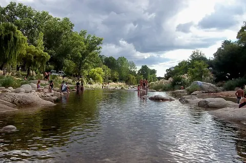 Gente en el río en Paso de las Tropas