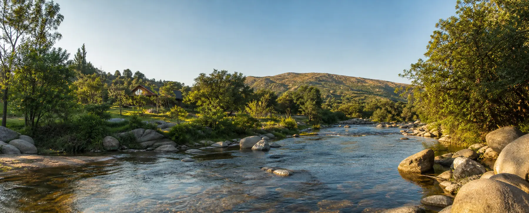 Río de Traslasierra con sierras al fondo