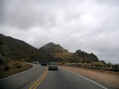 Ruta subiendo entre las sierras en las Altas Cumbres