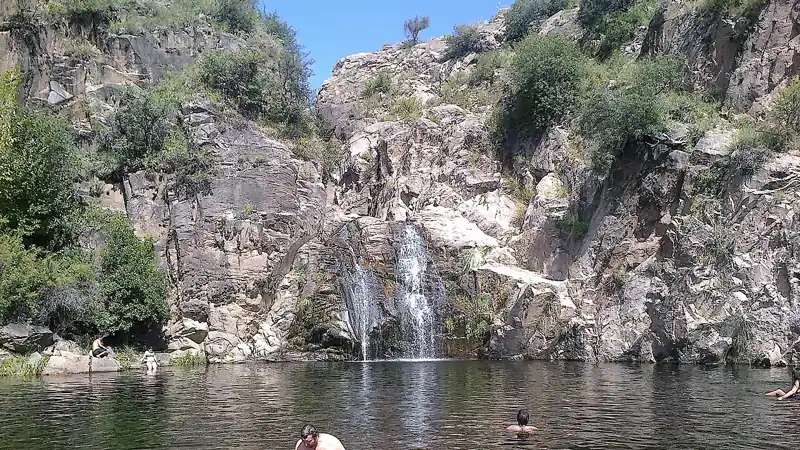 Cascada del Toro Muerto cayendo sobre una olla entre rocas