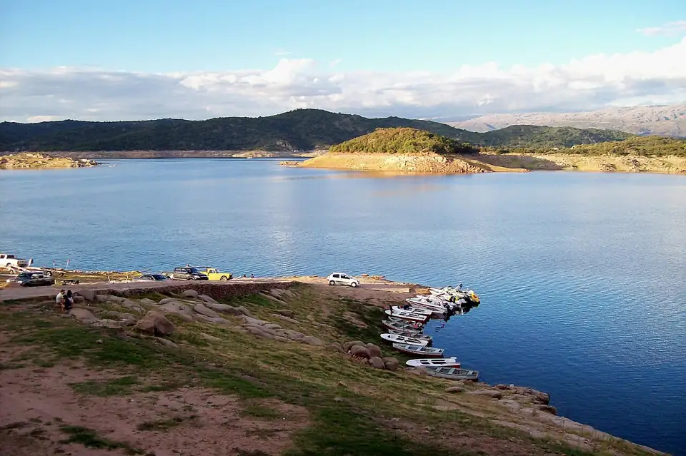 Lago del Dique La Viña con botes en la orilla, del lado de Las Rabonas