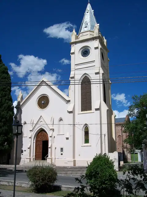 Iglesia blanca de San Javier bajo el cielo azul